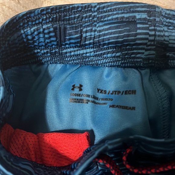 Excellent condition under armor shorts boys - Picture 2 of 3